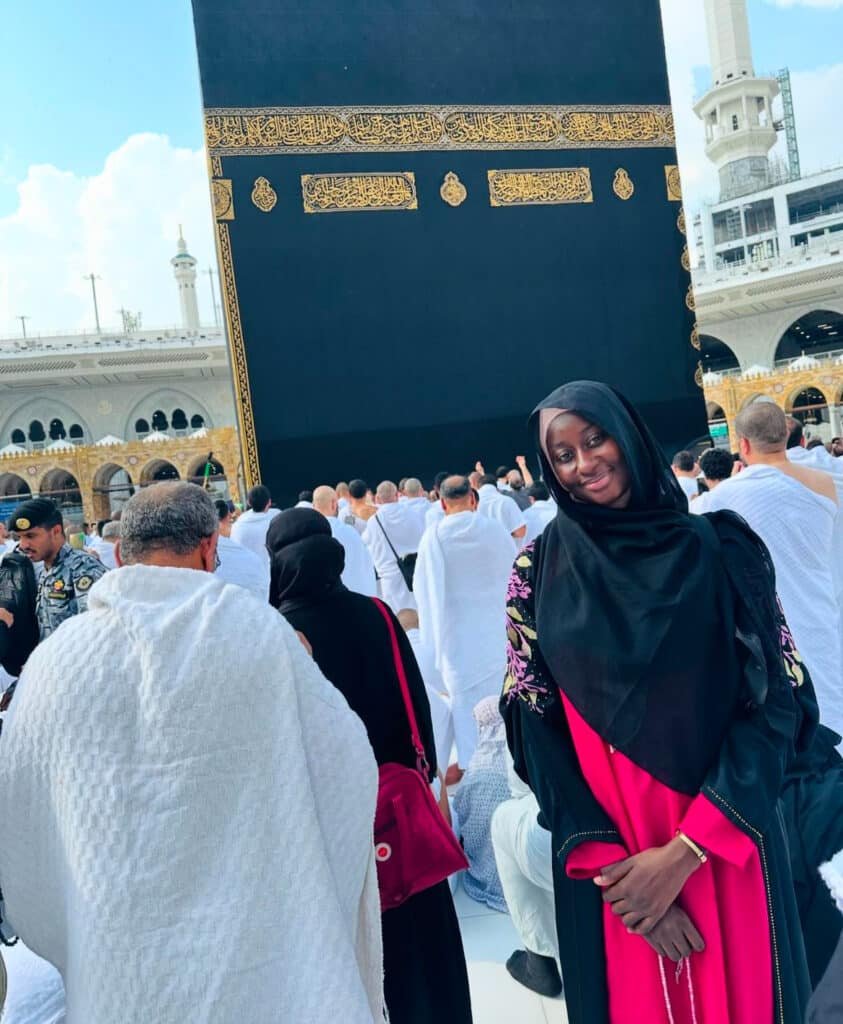 Daba Ndiaye à la Mecque devant la Kaaba - soleil.sn (1)