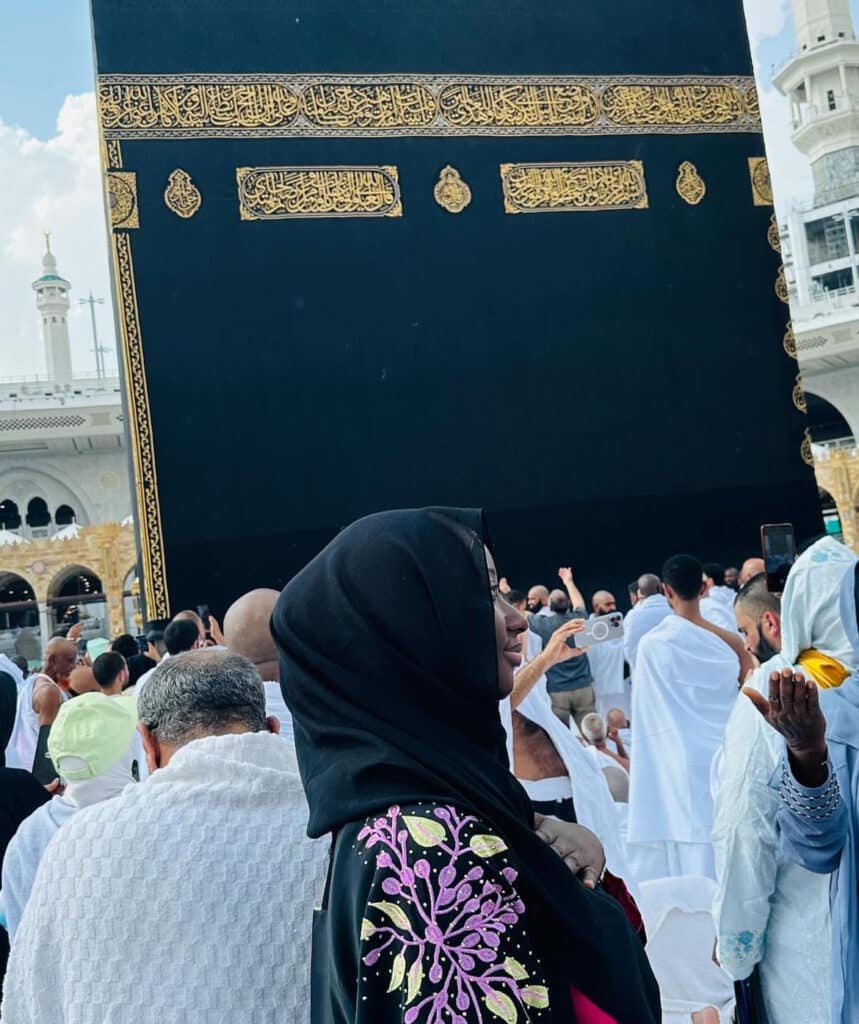 Daba Ndiaye à la Mecque devant la Kaaba - soleil.sn (2)