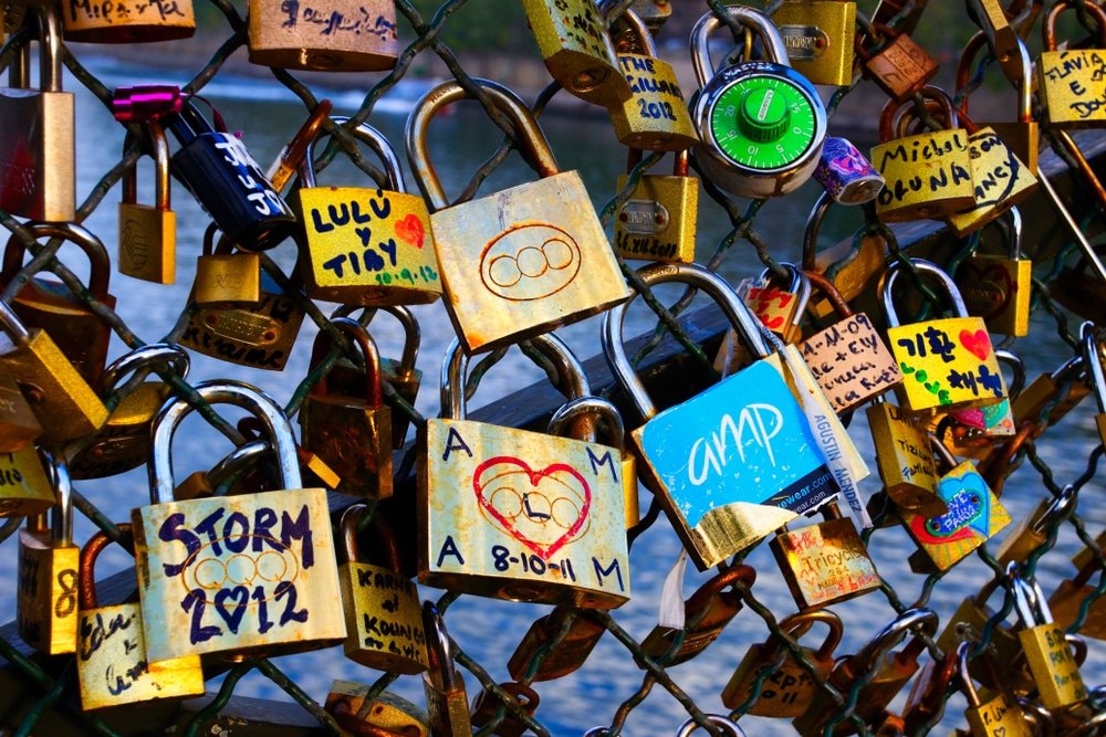 Découverte les cadenas d'amour sur le pont des art à Paris 2 - soleil.sn