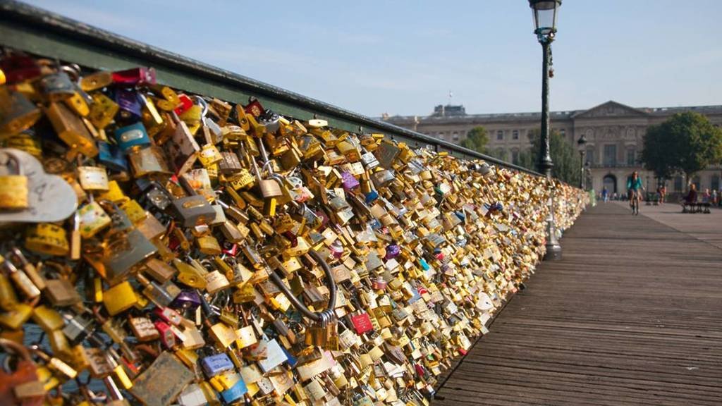 Découverte les cadenas d'amour sur le pont des art à Paris 3 - soleil.sn